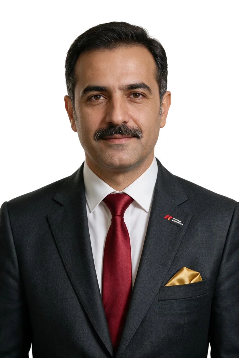 عضو تیم با کت‌وشلوار تیره و کراوات قرمز